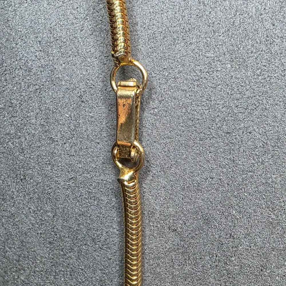 Elegant Gold Necklace with Crystal Accents 449?